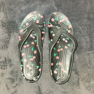 CROCS KADEE II GRAPHIC SANDAL Black/Red Cherry Womens Flip Flop - SZ 6
